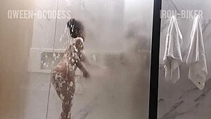 Couple films homemade sex in shower with kissing and licking