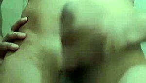 Flaco vergon pajeando en el baño del trabajo?