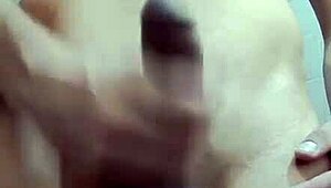 Flaco vergon pajeando en el baño del trabajo?