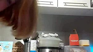 jeune cochonne se fait du bien sur le plan de travail avec un dildo