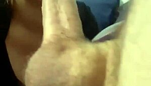 i chupando o rolao do corno com muita forca e gemendo alto