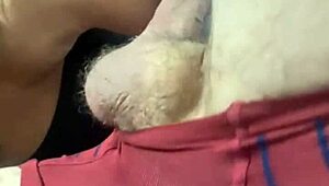 i chupando o rolao do corno com muita forca e gemendo alto