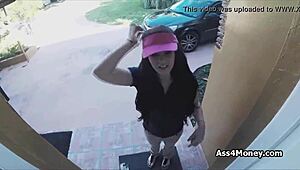 Pizza Delivery Turns into Blowjob for Cash!