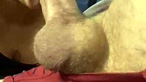 i chupando o rolao do corno com muita forca e gemendo alto