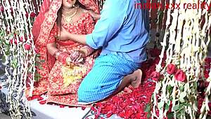 इंडियन स्टेप मॉम देसी सुहागरात में फक होती है