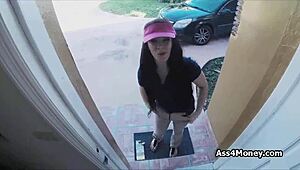 Pizza Delivery Turns into Blowjob for Cash!