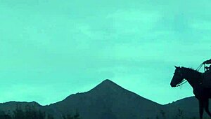 ब्रूक बॉलेंटाइन रैंच हैंड को फायरसाइड आउटडोर में चोदती है!