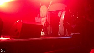 lady gaga tirando roupa show