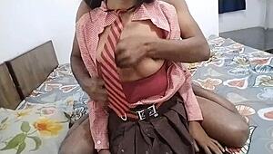 Indian schoolgirl 18+ की first rough fuck देखो, class के बाद!