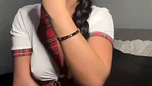 ब्रिटिश गर्लफ्रेंड अपनी हॉर्नी वेबकैम एक्सपीरियंस शेयर करती है