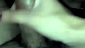 mi mucama limpia la casa y me encuentra viendo porno y decide acompa�arme y hacerme rica paja