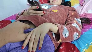 रोसिबेल, स्टेपफादर द्वारा सबसे डिजायर्ड स्टेपडॉटर, कंडोम उतारती है ताकि यह उसकी चूत में खत्म हो जाए