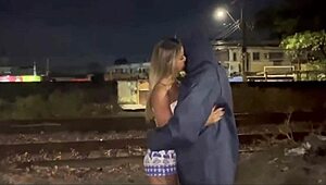 Esposa pede ajuda pra atravessar a linha de trem e da gostoso pro rapaz prestativo