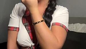 ब्रिटिश गर्लफ्रेंड अपनी हॉर्नी वेबकैम एक्सपीरियंस शेयर करती है