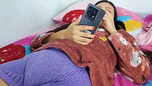 रोसिबेल, स्टेपफादर द्वारा सबसे डिजायर्ड स्टेपडॉटर, कंडोम उतारती है ताकि यह उसकी चूत में खत्म हो जाए