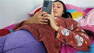 रोसिबेल, स्टेपफादर द्वारा सबसे डिजायर्ड स्टेपडॉटर, कंडोम उतारती है ताकि यह उसकी चूत में खत्म हो जाए