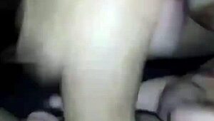 mi mucama limpia la casa y me encuentra viendo porno y decide acompa�arme y hacerme rica paja