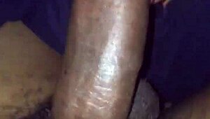 डीपथ्रोट लवर मसिव कॉक्स को इंटेंस पैशन से लेती है