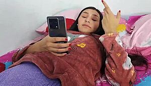 रोसिबेल, स्टेपफादर द्वारा सबसे डिजायर्ड स्टेपडॉटर, कंडोम उतारती है ताकि यह उसकी चूत में खत्म हो जाए