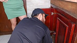 Dona De Casa Solitária Chama O Encanador E Acaba Levando Muito Mais Do Que Um Conserto!