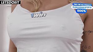 हाय, सेक्सी ब्लॉन्ड सौतेली माँ केनिया अपने सौतेले बेटे को हॉट फक में लुभाती है