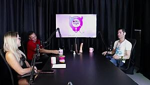 Loira Sente Calor E Tira A Roupa Depois Do Convidado Dizer Que Libertou Uma Mulher Na Casa De Swing - Jow Jow Sheer Red.