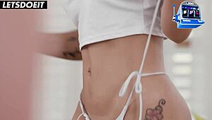 हाय, सेक्सी ब्लॉन्ड सौतेली माँ केनिया अपने सौतेले बेटे को हॉट फक में लुभाती है