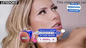 हाय, सेक्सी ब्लॉन्ड सौतेली माँ केनिया अपने सौतेले बेटे को हॉट फक में लुभाती है