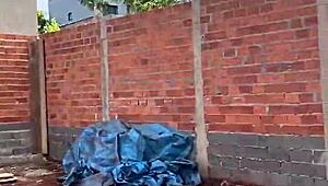 sexo na rua novinha saiu da escola e acabou dando pro pedreiro na casa de construção 😏