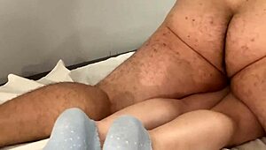 espero que mi novio no vea estos videos porque los graba mi padrastro cuando estamos solos mi padrastro me da duro con su polla de viejo sin condon y me da mucho placer.