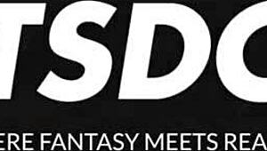 स्लिम ब्लॉन्ड रेबेका वोलपेटी अस में ह्यूज कॉक लेती है।