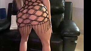 loira milf maravilhosa sentando como nunca com seu cuzinho