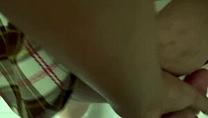 Encuentro a mi hijastra con su uniforme escolar sacudiendo su enorme culo en la ducha y no me aguanta las ganas de frotar y clavar mi verga en su co�o hasta eyacular