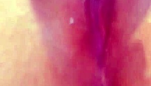 Branquinha de piercing se tocando at� gozar videos