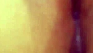 Branquinha de piercing se tocando at� gozar videos