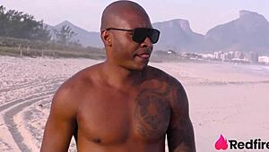 Japinha Encontrou Pirocudo Na Praia E Arrastou Pro Canto Pra Fazer Foder No Pelo