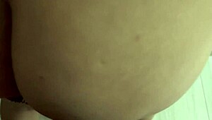 Encuentro a mi hijastra con su uniforme escolar sacudiendo su enorme culo en la ducha y no me aguanta las ganas de frotar y clavar mi verga en su co�o hasta eyacular