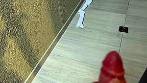 Encuentro a mi hijastra con su uniforme escolar sacudiendo su enorme culo en la ducha y no me aguanta las ganas de frotar y clavar mi verga en su co�o hasta eyacular