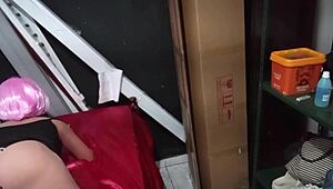 Enteada gostosa vestida de colegial usa sex toy