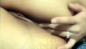 esfregando a bucetinha resolvi dedar o cuzinho tamb�m