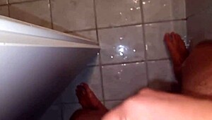 amiga in doccia il mio cazzo non ha resistito - gemiti e sega per la mia migliore amica