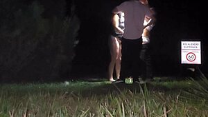 Conheci dois fãs na balada, fiquei molhadinha e deixei eles me foder no meio da rua ao ar livre sem cortes!