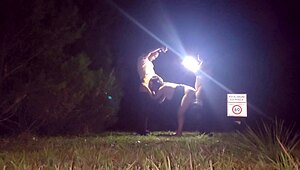 Conheci dois fãs na balada, fiquei molhadinha e deixei eles me foder no meio da rua ao ar livre sem cortes!