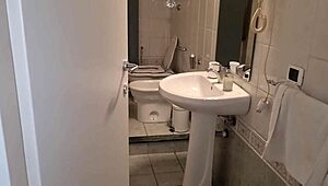 amiga in doccia il mio cazzo non ha resistito - gemiti e sega per la mia migliore amica