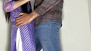 स्कूल मैथ टीचर ने इंग्लिश टीचर से बाथरूम में इंटेंसली मिलन किया