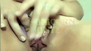 esfregando a bucetinha resolvi dedar o cuzinho tamb�m