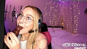 thick pawg cant ignore black dick in her face while streaming