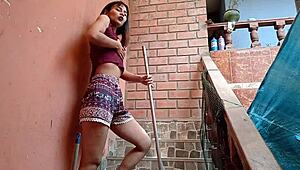 pillan a la vecina limpiando la escalera com�n yvse la follan cerca al segundo piso del vecino casi son descubiertos