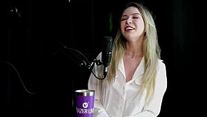 Est� Fazendo Bastante Sexo Anal Gozou Tem Um Vibrador Que A Faz Ter Squirting Sozinha E O Seu Conte�do Com Um Cadeirante - Milena Moreau Sheer Red