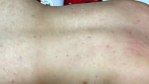 Me follo a mis dos alumnas en la sala de clases hasta correrme dentro de sus enormes tetas